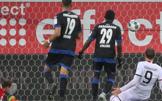 Paderborns Torwart Leopold Zingerle (l) kann den Treffer zum 2:1 durch Frankfurts Bas Dost (r) nicht mehr verhindern. Foto: Friso Gentsch/dpa