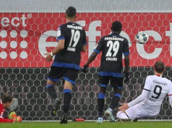 Paderborns Torwart Leopold Zingerle (l) kann den Treffer zum 2:1 durch Frankfurts Bas Dost (r) nicht mehr verhindern. Foto: Friso Gentsch/dpa Paderborns Torwart Leopold Zingerle (l) kann den Treffer zum 2:1 durch Frankfurts Bas Dost (r) nicht mehr verhindern. Foto: Friso Gentsch/dpa
