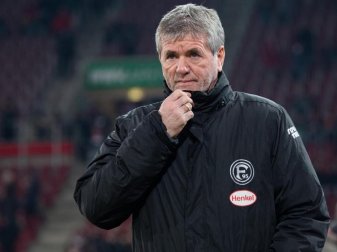 Trainer Friedhelm Funkel wird Fortuna Düsseldorf im Falle des Klassenerhalts weiterbetreuen. Foto: Tom Weller/dpa Trainer Friedhelm Funkel wird Fortuna Düsseldorf im Falle des Klassenerhalts weiterbetreuen. Foto: Tom Weller/dpa