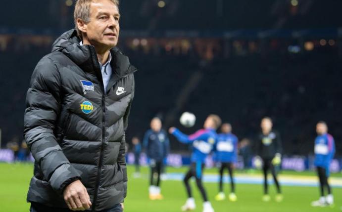 Hertha-Trainer Jürgen Klinsmann startet die Rückrunden-Vorbereitung bereits am 29. Dezember. Foto: Soeren Stache/dpa-Zentralbild/dpa