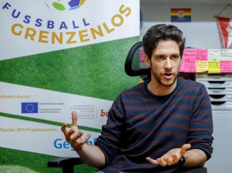 Karlos El-Khatib ist der Leiter des Projektes «Fußball Grenzenlos». Foto: Carsten Koall/dpa Karlos El-Khatib ist der Leiter des Projektes «Fußball Grenzenlos». Foto: Carsten Koall/dpa