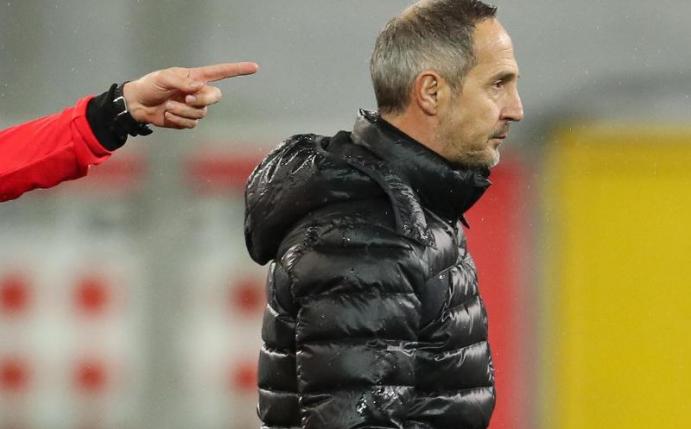 Eintracht-Trainer Adi Hütter war nach der Niederlage in Paderborn enttäuscht. Foto: Friso Gentsch/dpa