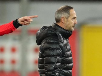 Eintracht-Trainer Adi Hütter war nach der Niederlage in Paderborn enttäuscht. Foto: Friso Gentsch/dpa Eintracht-Trainer Adi Hütter war nach der Niederlage in Paderborn enttäuscht. Foto: Friso Gentsch/dpa