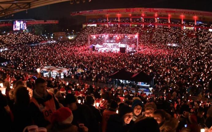 Der 1. FC Union Berlin veranstaltet traditionell ein Weihnachtssingen im Stadion An der Alten Försterei. Foto: Paul Zinken/dpa