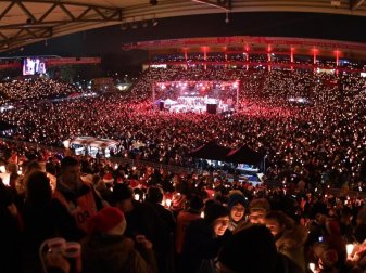 Der 1. FC Union Berlin veranstaltet traditionell ein Weihnachtssingen im Stadion An der Alten Försterei. Foto: Paul Zinken/dpa Der 1. FC Union Berlin veranstaltet traditionell ein Weihnachtssingen im Stadion An der Alten Försterei. Foto: Paul Zinken/dpa