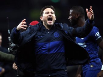 Chelsea-Coach Frank Lampard (vorne) sichert Antonio Rüdiger (hinten) vollste Unterstützung zu. Foto: Nick Potts/PA Wire/dpa Chelsea-Coach Frank Lampard (vorne) sichert Antonio Rüdiger (hinten) vollste Unterstützung zu. Foto: Nick Potts/PA Wire/dpa