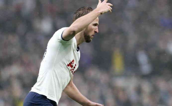 Tottenhams Harry Kane bejubelt seinen Ausgleichstreffer zum 1:1. Foto: Petros Karadjias/AP/dpa