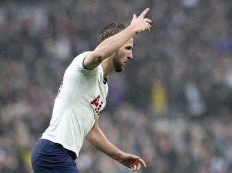 Tottenhams Harry Kane bejubelt seinen Ausgleichstreffer zum 1:1. Foto: Petros Karadjias/AP/dpa Tottenhams Harry Kane bejubelt seinen Ausgleichstreffer zum 1:1. Foto: Petros Karadjias/AP/dpa