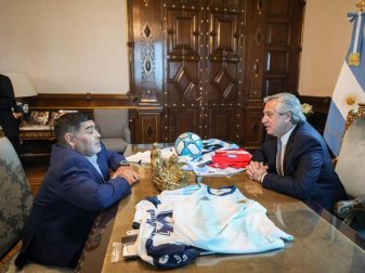 Argentiniens Präsident Alberto Fernández (r)und Fußballlegende Diego Maradona. Foto: Esteban Collazo/Pressestelle Präsidialamt/dpa Argentiniens Präsident Alberto Fernández (r)und Fußballlegende Diego Maradona. Foto: Esteban Collazo/Pressestelle Präsidialamt/dpa