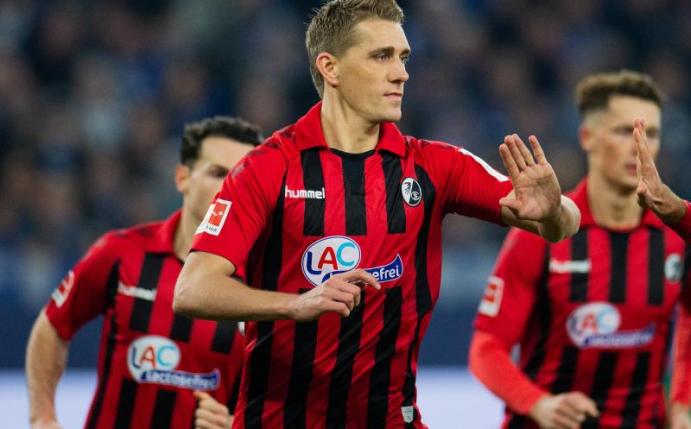Hat eine besondere Art der Entspannung für sich gefunden: Freiburg-Torjäger Nils Petersen. Foto: Rolf Vennenbernd/dpa