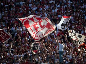 Ein Böllerwurf aus dem Kölner Fanblock überschattete das Rhein-Derby gegen Gladbach. Foto: Federico Gambarini/dpa Ein Böllerwurf aus dem Kölner Fanblock überschattete das Rhein-Derby gegen Gladbach. Foto: Federico Gambarini/dpa