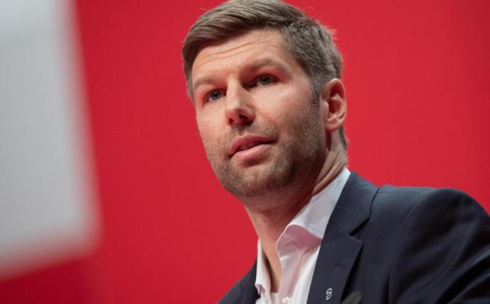 Steht beim VfB Stuttgart bereits früh unter Druck: Vorstandsboss Thomas Hitzlsperger. Foto: Tom Weller/dpa