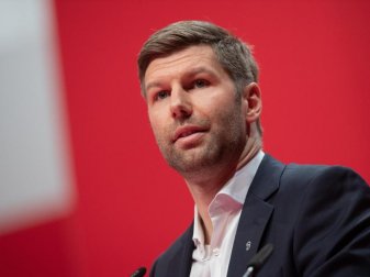 Steht beim VfB Stuttgart bereits früh unter Druck: Vorstandsboss Thomas Hitzlsperger. Foto: Tom Weller/dpa Steht beim VfB Stuttgart bereits früh unter Druck: Vorstandsboss Thomas Hitzlsperger. Foto: Tom Weller/dpa