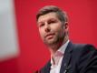 Steht beim VfB Stuttgart bereits früh unter Druck: Vorstandsboss Thomas Hitzlsperger. Foto: Tom Weller/dpa