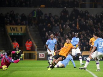 Wolverhamptons Raul Jimenez (3.l) erzielt das zweite Tor seiner Mannschaft. Foto: Nick Potts/PA Wire Wolverhamptons Raul Jimenez (3.l) erzielt das zweite Tor seiner Mannschaft. Foto: Nick Potts/PA Wire