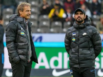 Hertha-Chefcoach Jürgen Klinsmann (l) und sein Co-Trainer Alexander Nouri. Foto: Andreas Gora/dpa Hertha-Chefcoach Jürgen Klinsmann (l) und sein Co-Trainer Alexander Nouri. Foto: Andreas Gora/dpa
