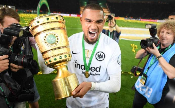 Kevin-Prince Boateng gewann 2018 mit Eintracht Frankfurt den DFB-Pokal. Foto: Arne Dedert/dpa