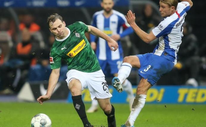 Fühlt sich bei Borussia Mönchengladbach wohl: Tony Jantschke (l). Foto: Andreas Gora/dpa