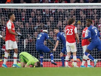 Bernd Leno (2.v.l) reagiert nach seinem Patzer. Foto: John Walton/PA Wire/dpa Bernd Leno (2.v.l) reagiert nach seinem Patzer. Foto: John Walton/PA Wire/dpa
