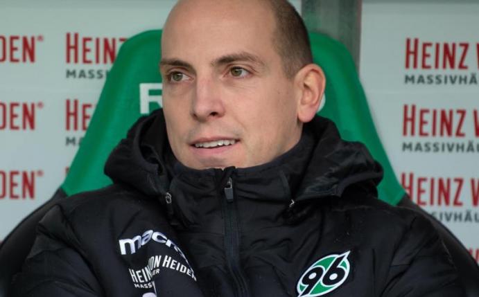 Jan Schlaudraff bleibt Sportdirektor in Hannover. Foto: Swen Pförtner/dpa