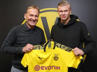BVB-Boss Hans-Joachim Watzke übergibt Neuzugang Erling Haaland das Trikot von Borussia Dortmund. Foto: Joel Kunz/BVB Medien/dpa BVB-Boss Hans-Joachim Watzke übergibt Neuzugang Erling Haaland das Trikot von Borussia Dortmund. Foto: Joel Kunz/BVB Medien/dpa