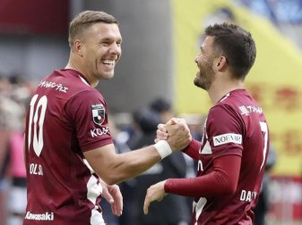 Lukas Podolski (l) steht noch bei Vissel Kobe unter Vertrag. Foto: Takaki Yajima/Kyodo News/AP/dpa Lukas Podolski (l) steht noch bei Vissel Kobe unter Vertrag. Foto: Takaki Yajima/Kyodo News/AP/dpa