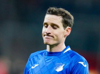 Hoffenheims Sebastian Rudy hat seinen Ehering zum Glück gefunden. Foto: Uwe Anspach/dpa Hoffenheims Sebastian Rudy hat seinen Ehering zum Glück gefunden. Foto: Uwe Anspach/dpa