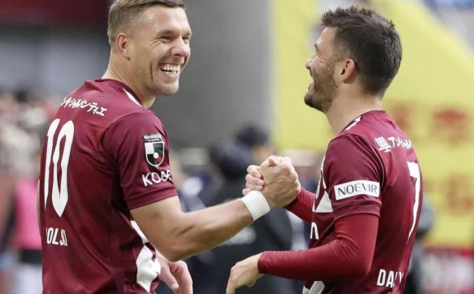 Lukas Podolski (l) steht noch bei Vissel Kobe unter Vertrag. Foto: Takaki Yajima/Kyodo News/AP/dpa