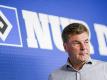 Trainer Dieter Hecking würde dem HSV auch in der zweiten Liga weiter zur Verfügung stehen. Foto: Axel Heimken/dpa