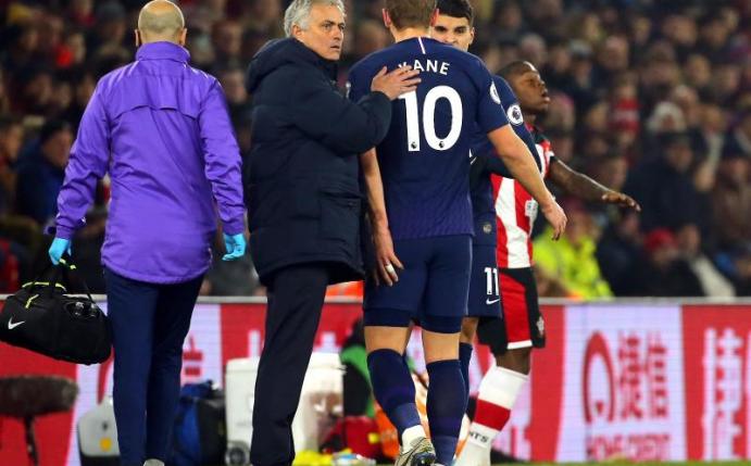 Tottenhams Harry Kane (M/10) wird verletzt ausgewechselt. Foto: Mark Kerton/PA Wire/dpa