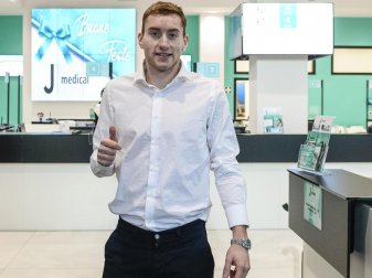 Dejan Kulusevski kommt zum Medizincheck bei Juventus Turin. Foto: Nicolò Campo/LaPresse/AP/dpa Dejan Kulusevski kommt zum Medizincheck bei Juventus Turin. Foto: Nicolò Campo/LaPresse/AP/dpa