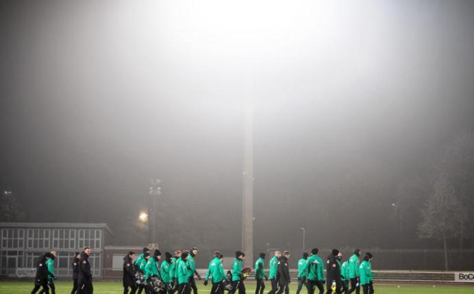 Die Mannschaft des SV Werder Bremen beim Trainingsauftakt. Foto: Sina Schuldt/dpa