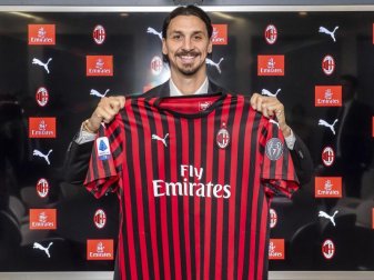 Rückkehrer Zlatan Ibrahimovic posiert mit einem Trikot des AC Mailand. Foto: Claudio Furlan/LaPresse/AP/dpa