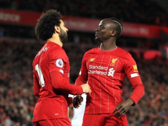 Liverpools Torschütze Mohamed Salah (l) jubelt über das 1:0 mit seinem Teamkollegen Sadio Mane. Foto: Peter Byrne/PA Wire/dpa