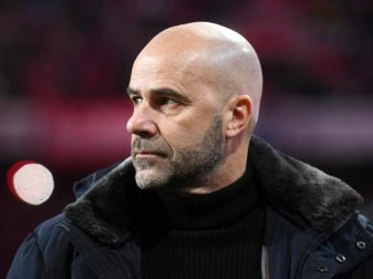 Reiste mit Bayer Leverkusen zunächst ohne Neuzugang ins Trainingslager: Trainer Peter Bosz. Foto: Tobias Hase/dpa Reiste mit Bayer Leverkusen zunächst ohne Neuzugang ins Trainingslager: Trainer Peter Bosz. Foto: Tobias Hase/dpa