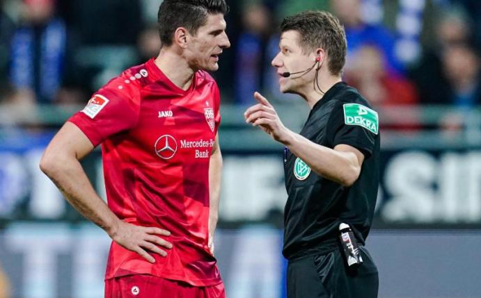 VfB-Spieler Mario Gomez (l) spricht mit Schiedsrichter Patrick Ittrich nach einer Abseitsentscheidung. Foto: Uwe Anspach/dpa
