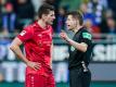 VfB-Spieler Mario Gomez (l) spricht mit Schiedsrichter Patrick Ittrich nach einer Abseitsentscheidung. Foto: Uwe Anspach/dpa