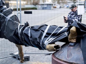 Die Statue des schwedischen Stürmerstars Zlatan Ibrahimovic wurde nach der Tat in eine Plane eingewickelt. Foto: Christian Örnberg/Bildbyran via ZUMA Press/dpa Die Statue des schwedischen Stürmerstars Zlatan Ibrahimovic wurde nach der Tat in eine Plane eingewickelt. Foto: Christian Örnberg/Bildbyran via ZUMA Press/dpa
