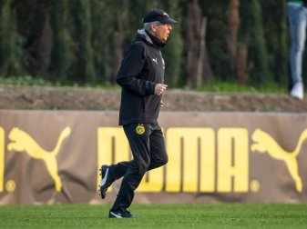 Schont im Trainingslager Neuzugang Erling Haaland noch: Dortmunds Trainer Lucien Favre. Foto: David Inderlied/dpa Schont im Trainingslager Neuzugang Erling Haaland noch: Dortmunds Trainer Lucien Favre. Foto: David Inderlied/dpa