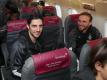 Haben im Flieger ihre Plätze eingenommen: Die Gladbacher Lars Stindl (l-r) und Torwart Tobias Sippel in der Chartermaschine. Foto: Friso Gentsch/dpa