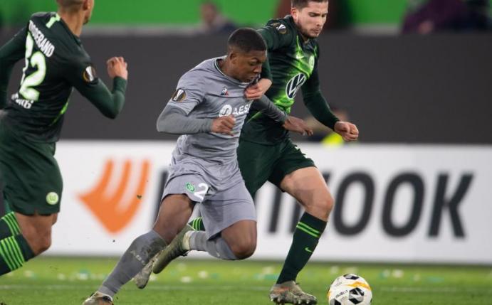 Elvis Rexhbecaj (r) wechselt von Wolfsburg nach Köln. Foto: Swen Pförtner/dpa