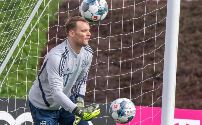 Will weiter sooft wie möglich das Bayern-Tor hüten: Nationalkeeper Manuel Neuer. Foto: Peter Kneffel/dpa
