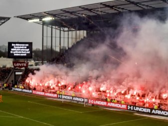 Fans brennen beim Hamburg-Derby zwischen dem FC St. Pauli und dem Hamburger SV Pyrotechnik ab, während eine Anzeigetafel genau davor warnt. Foto: Axel Heimken/dpa Fans brennen beim Hamburg-Derby zwischen dem FC St. Pauli und dem Hamburger SV Pyrotechnik ab, während eine Anzeigetafel genau davor warnt. Foto: Axel Heimken/dpa
