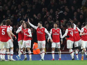 Arsenals Reiss Nelson (M) feiert mit seinen Teamkollegen seinen Treffer zum 1:0 gegen Leeds. Foto: David Klein/CSM via ZUMA Wire/dpa Arsenals Reiss Nelson (M) feiert mit seinen Teamkollegen seinen Treffer zum 1:0 gegen Leeds. Foto: David Klein/CSM via ZUMA Wire/dpa