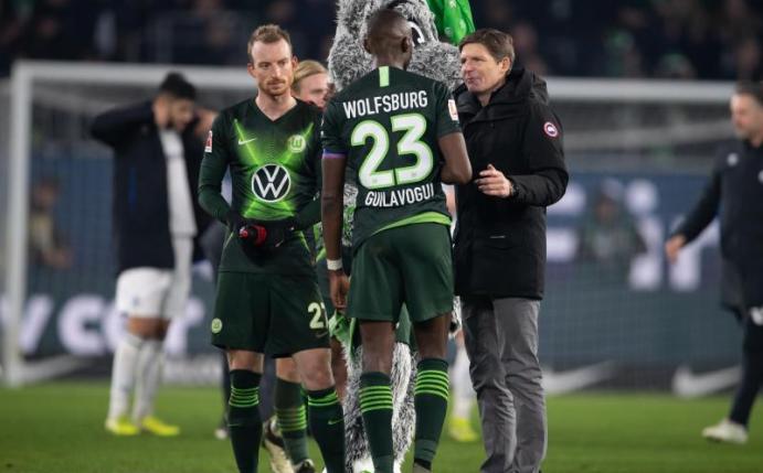Der VfL Wolfsburg um Trainer Oliver Glasner, Kapitän Josuha Guilavogui und Maximilian Arnold (r-l) wollen wieder nach Europa. Foto: Swen Pförtner/dpa