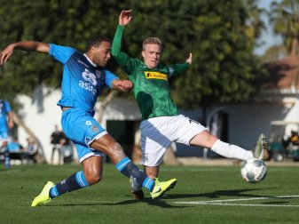 Der Gladbacher Oscar Wendt (r) kann den Torschuss des Torschützen Cyriel Dessers (l) aus Almelo nicht abwehren. Foto: Friso Gentsch/dpa Der Gladbacher Oscar Wendt (r) kann den Torschuss des Torschützen Cyriel Dessers (l) aus Almelo nicht abwehren. Foto: Friso Gentsch/dpa