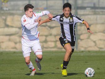Elvis Rexhbecaj (l) vom FC Köln im Duell um den Ball mit Ryota Morioka von Sporting Charleroi. Foto: Laurie Dieffembacq/BELGA/dpa