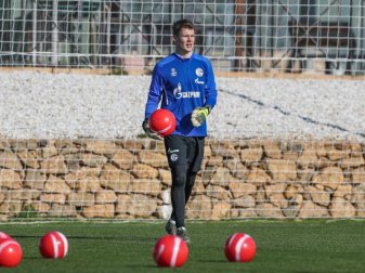 Alexander Nübel nimmt am Training vom FC Schalke teil, aber nicht am Testspiel. Foto: Tim Rehbein/dpa