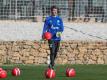 Alexander Nübel nimmt am Training vom FC Schalke teil, aber nicht am Testspiel. Foto: Tim Rehbein/dpa