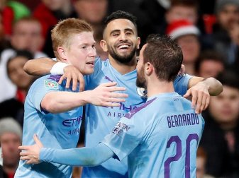 Riyad Mahrez (M) von Man City feiert mit seinen Teamkollegen Kevin De Bruyne (l) und Bernardo Silva den zweiten Treffer seines Teams. Foto: Martin Rickett/PA Wire/dpa Riyad Mahrez (M) von Man City feiert mit seinen Teamkollegen Kevin De Bruyne (l) und Bernardo Silva den zweiten Treffer seines Teams. Foto: Martin Rickett/PA Wire/dpa